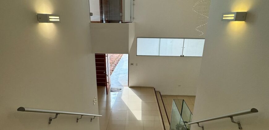 ¡¡EN VENTA HERMOSA RESIDENCIA  CON PISCINA EN BARRIO JARA (600 M2)!!