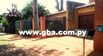 EN VENTA BELLA RESIDENCIA – LUQUE LOMA MERLO