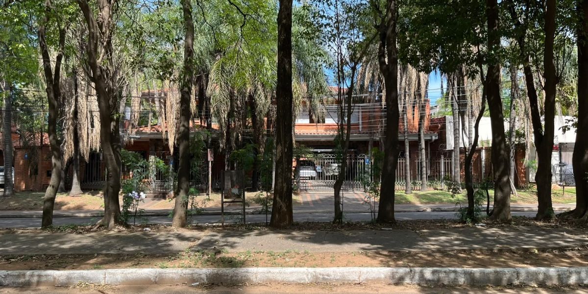 EN ALQUILER AMPLIA CASA SOBRE SANTA TERESA C/ BERNARDINO CABALLERO